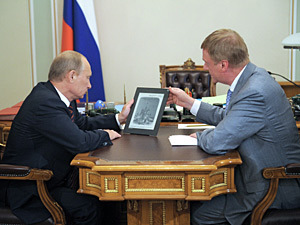 Анатолий Чубайс показал гаджет Владимиру Путину