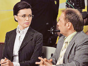 Анастасия Заворотнюк (на снимке с Андреем Федорцовым) неподражаема в образе провинциальной телеведущей